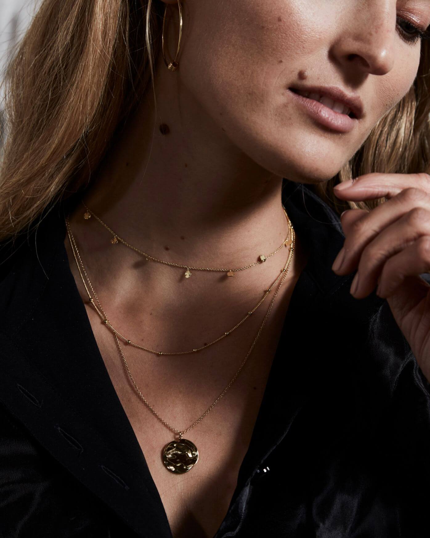 Collier Rosefield Iggy avec médaillon à relief Gold JTXCG-J078 - PRECIOVS