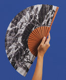 Éventail artisanal A Fan Of Max Charcoal Forest - PRECIOVS