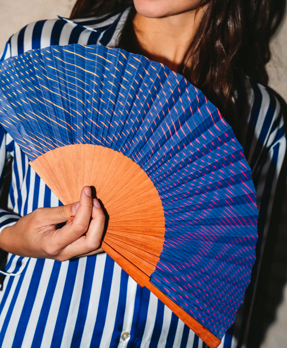 Éventail artisanal A Fan Of Dancing Waves - PRECIOVS