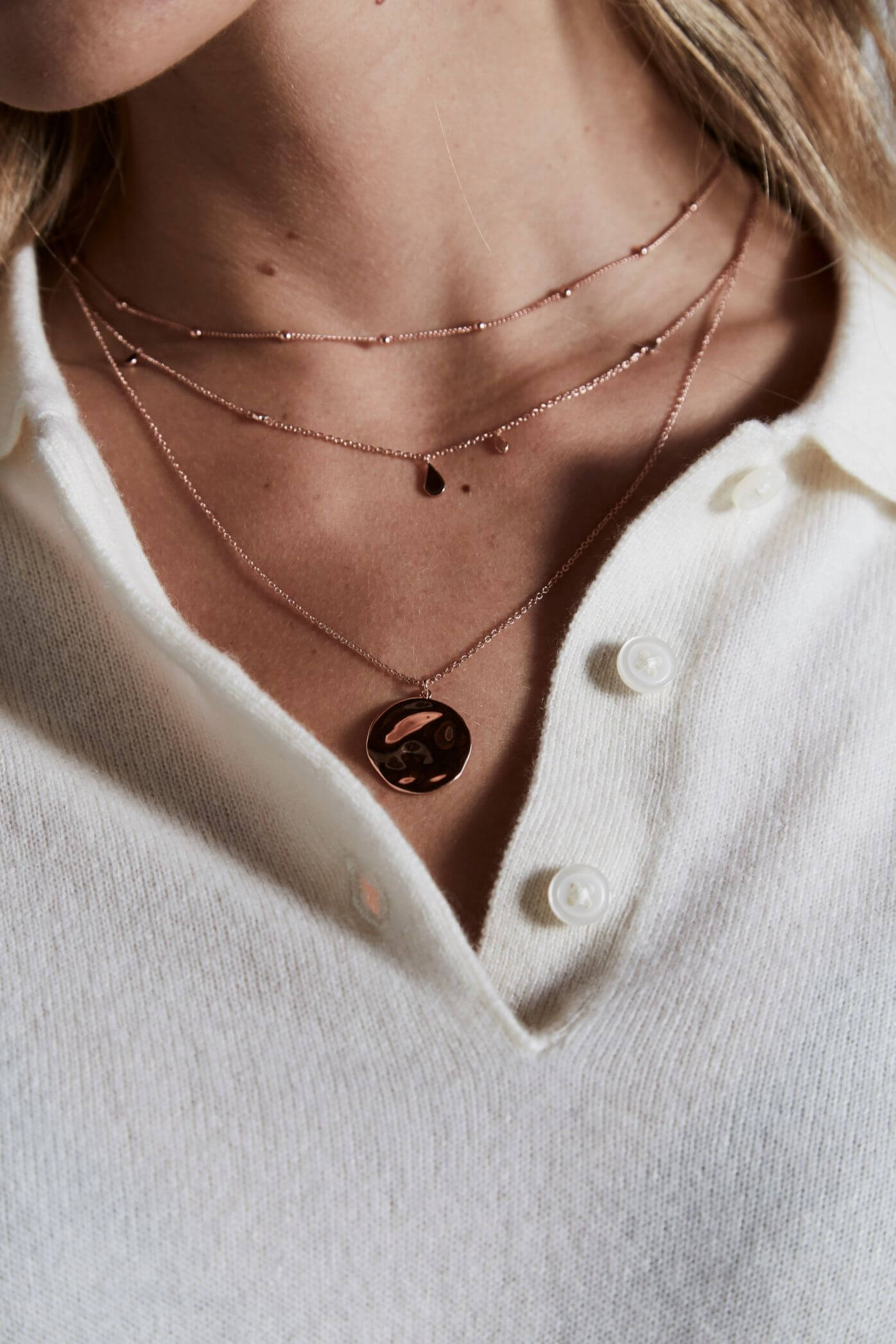 Collier Rosefield Iggy avec médaillon à relief Rosegold JTXCR-J079 - PRECIOVS