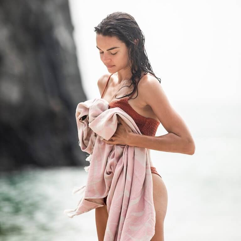 Serviette de plage "turque" Slowtide Tarovine Rose en coton bio - PRECIOVS